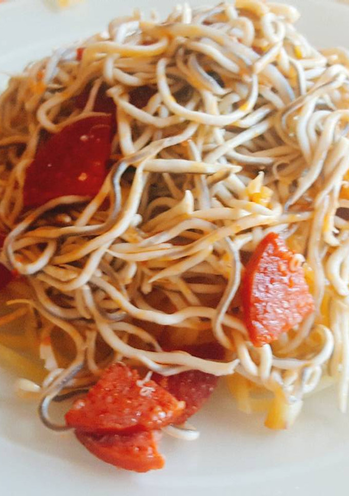 Una foto de Espaguetis con chorizo picante y gulas