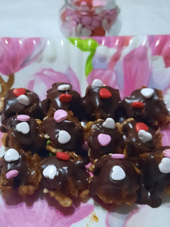 Una foto de Nueces con dulce de leche y chocolate