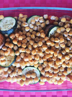 Una foto de Verduras con garbanzos al horno
