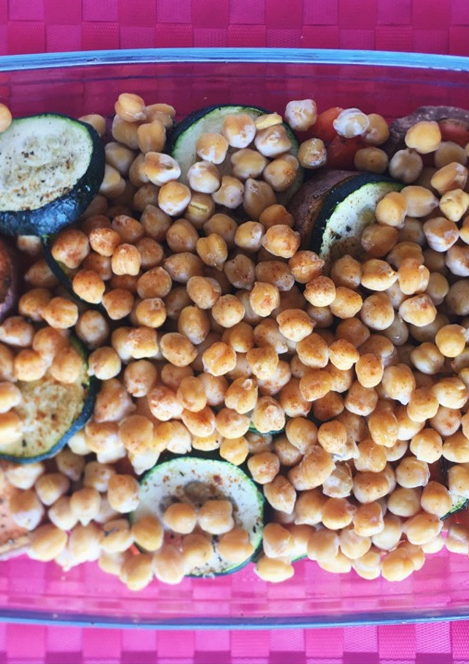 Una foto de Verduras con garbanzos al horno