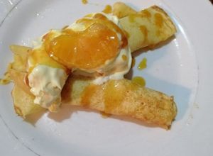 Una foto de Panque de mandarina, helado de crema y mandarina caramelizada
