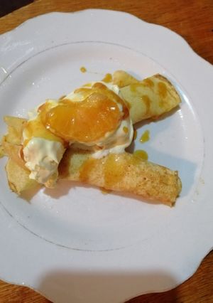 Una foto de Panque de mandarina, helado de crema y mandarina caramelizada