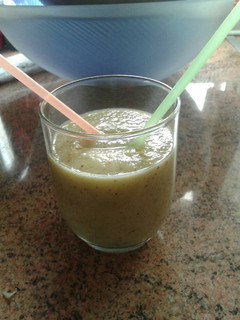 Una foto de Batido de plátano kiwi y manzana