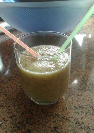 Una foto de Batido de plátano kiwi y manzana