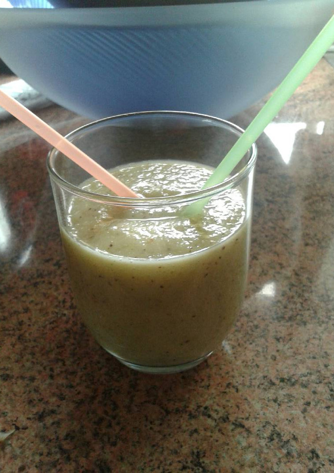 Una foto de Batido de plátano kiwi y manzana