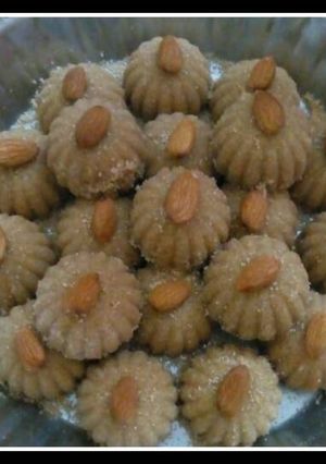 A picture of Gurd aata ladoo.
