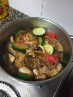 Una foto de Pavo estofado con verduras