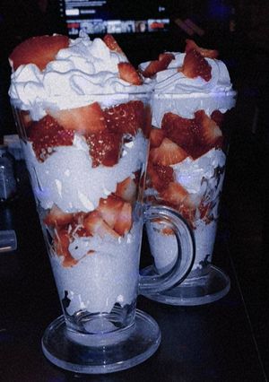 Una foto de Frutillas con crema en spray