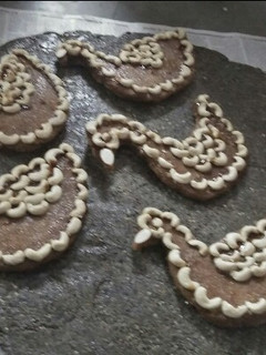 કાળા સફેદ તલ ની ચીકી (Black White Til Chiki Recipe In Gujarati) રેસીપી મુખ્ય ફોટો