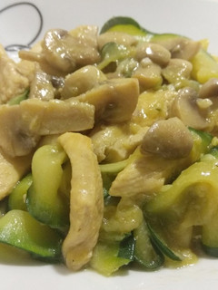Una foto de Tallarines de Calabacín con champiñones y pollo