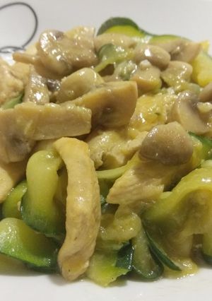 Una foto de Tallarines de Calabacín con champiñones y pollo