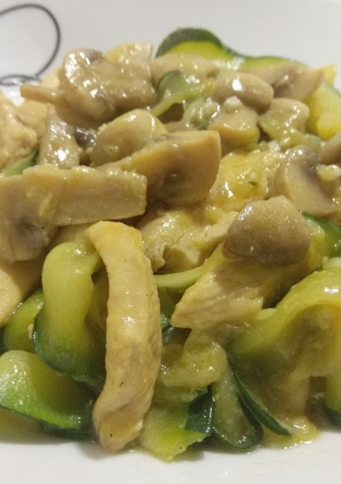 Una foto de Tallarines de Calabacín con champiñones y pollo