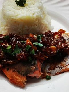 Una foto de Salmón con salteado de cebolla