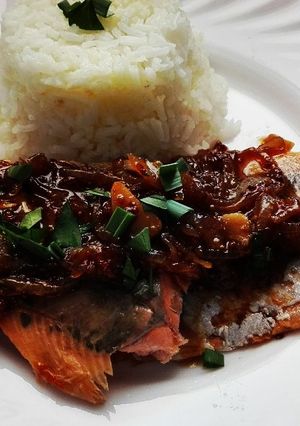 Una foto de Salmón con salteado de cebolla