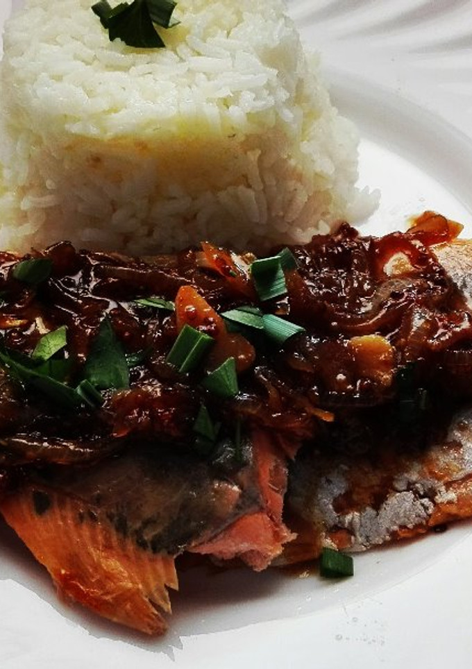 Una foto de Salmón con salteado de cebolla