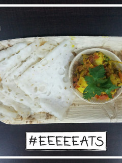 A picture of Neer dosa and potato sabji lover.