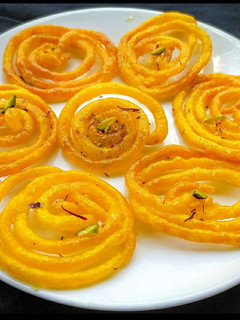 इंस्टेंट जलेबी (instant jalebi recipe in Hindi) रेसिपी मुख्य फोटो