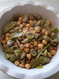 Una foto de Garbanzos con judías, habas y jamón
