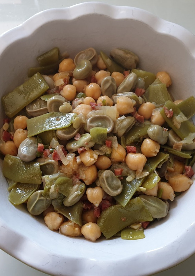 Una foto de Garbanzos con judías, habas y jamón
