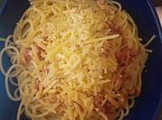 Una foto de pasta carbonara con crema
