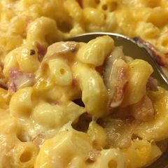 A picture of Baked Mac & Cheese with BACON.