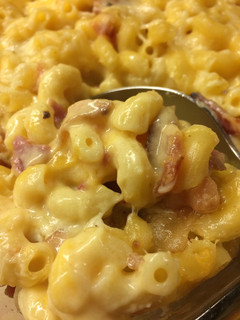 A picture of Baked Mac & Cheese with BACON.