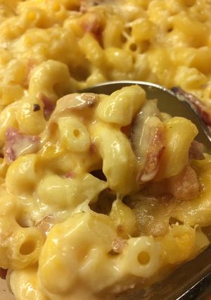 A picture of Baked Mac & Cheese with BACON.