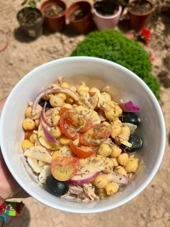 Una foto de Ensalada de garbanzos con ventresca de atún y cherries - Receta de Batch Cooking