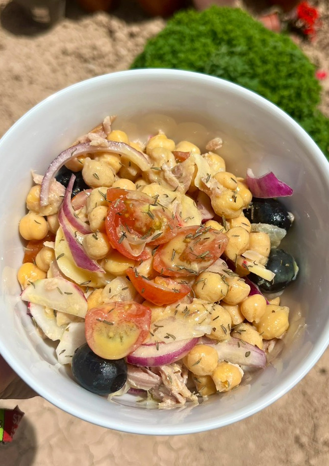 Una foto de Ensalada de garbanzos con ventresca de atún y cherries - Receta de Batch Cooking