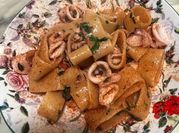 Una foto di calamarata calamari