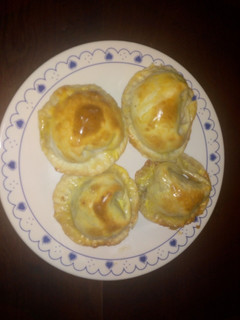 Una foto de Empanadas de jamón crudo, queso azul y ciruelas
