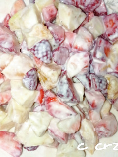 Una foto de Frutas con leche condensada y yogurt 🍊🍓🍏