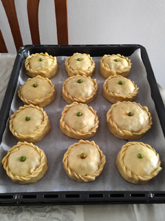Una foto de Empanadas mallorquinas de carne y guisantes