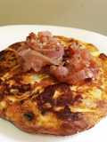 Tortilla de mandioca con copete de berenjenas en escabeche