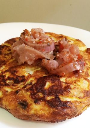 Una foto de Tortilla de mandioca con copete de berenjenas en escabeche