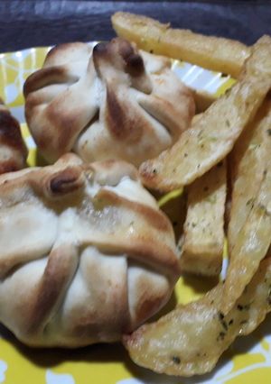 Una foto de Knishes de papa, cebolla, jamón y queso