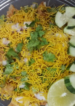 પૂરી ચાટ(Poori Chaat Recipe in Gujarati) રેસીપી મુખ્ય ફોટો
