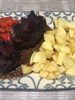 Una foto de Rabo de ternera con vino tinto aromatizado