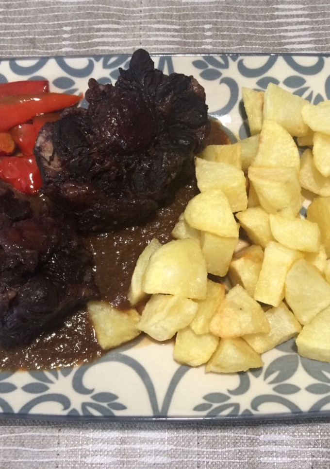 Una foto de Rabo de ternera con vino tinto aromatizado