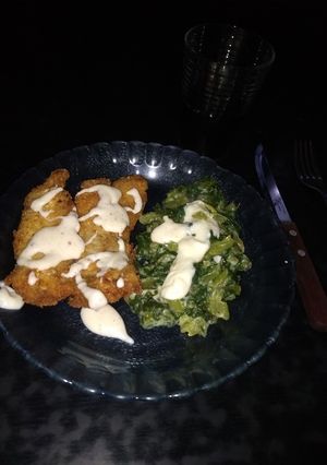 Una foto de Milanesas de merluza:guarnición de acelgas! con salsa blanca!😋