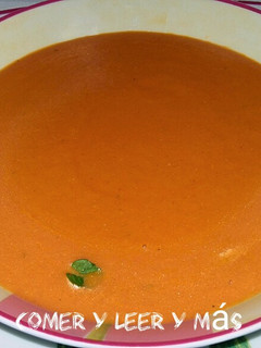 Una foto de Sopa caliente de tomate