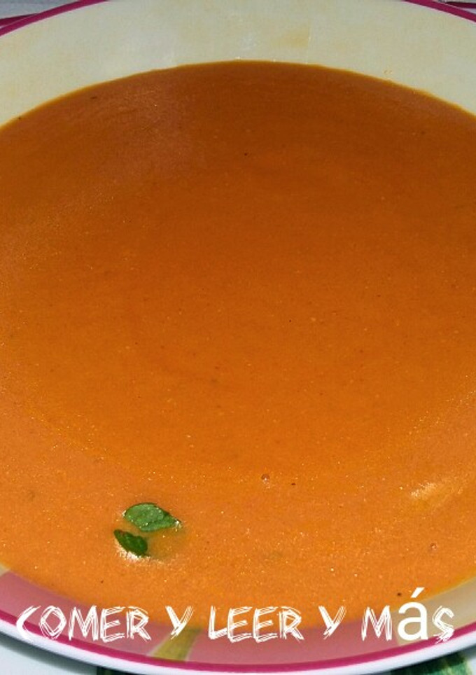 Una foto de Sopa caliente de tomate