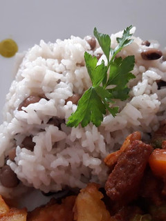 Una foto de Pollo entomatado con Arroz a castillado a lo Carmelita