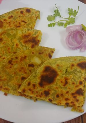 स्टाफ पालक पराठा (Stuffed Palak Paratha Recipe in Hindi) रेसिपी मुख्य फोटो