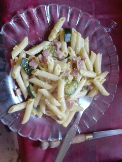 Una foto de Macarrones con jamón, calabacín y huevo revuelto