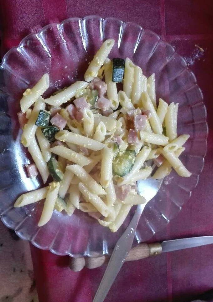 Una foto de Macarrones con jamón, calabacín y huevo revuelto