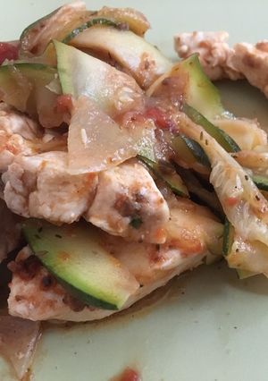 Une photo de Tagliatelles de courgettes au poulet sauce tomates