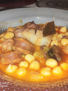 Una foto de Cocido con chorizo y de más