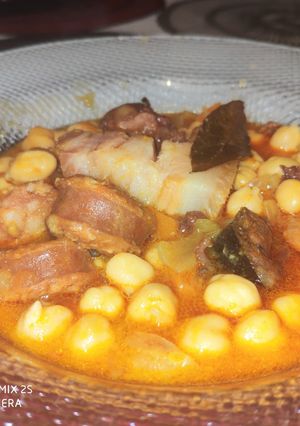 Una foto de Cocido con chorizo y de más