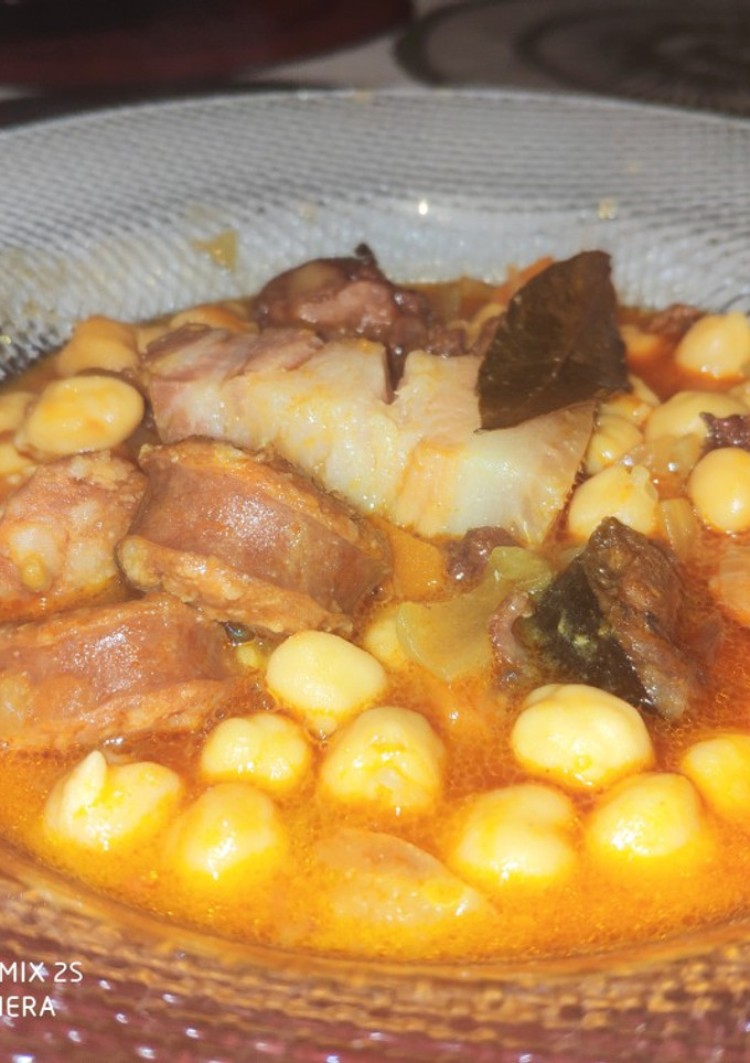 Una foto de Cocido con chorizo y de más